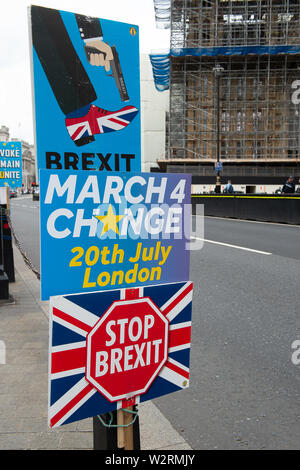 Westminster, London. 9. Juli 2019. Brexit bleiben Mitkämpfer haben ihr stop Brexit Zeichen zu einem lampost gegenüber dem Unterhaus gebunden. Credit: Maureen McLean/Alamy Stockfoto