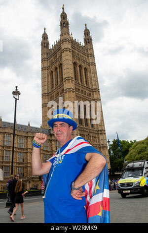 Westminster, London. 9. Juli 2019. Eine Brexit bleiben Mitkämpfer stellt gegenüber dem Victoria Tower im Unterhaus. Credit: Maureen McLean/Alamy Stockfoto