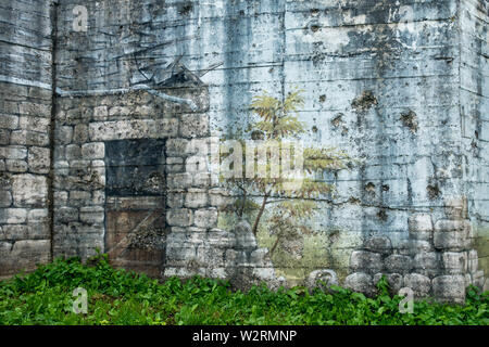 Tarnanstrich auf der Rückseite des Gun casemate/Artillerie Bunker des Zweiten Weltkriegs Batterie d'Azeville Batterie, Teil der Deutschen Atlantic Wall, Normandie, Frankreich Stockfoto