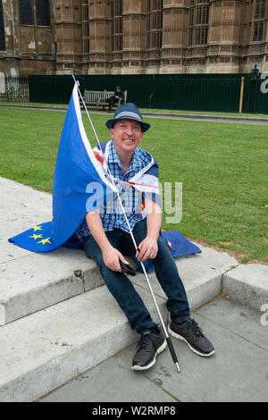 Westminster, London. 9. Juli 2019. Eine Brexit bleiben Spoiler hat eine Pause außerhalb des House of Commons. Credit: Maureen McLean/Alamy Stockfoto