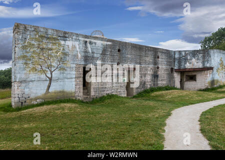 Tarnanstrich auf der Rückseite des Gun casemate/Artillerie Bunker des Zweiten Weltkriegs Batterie d'Azeville Batterie, Teil der Deutschen Atlantic Wall, Normandie, Frankreich Stockfoto