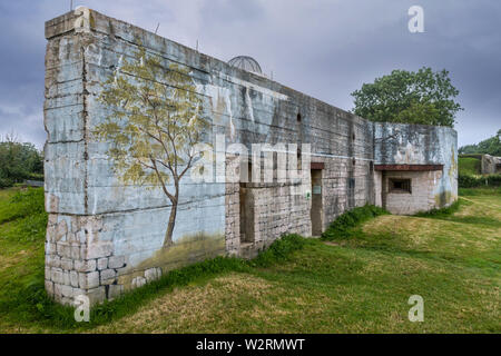 Tarnanstrich auf der Rückseite des Gun casemate/Artillerie Bunker des Zweiten Weltkriegs Batterie d'Azeville Batterie, Teil der Deutschen Atlantic Wall, Normandie, Frankreich Stockfoto