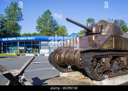 M4A4 Sherman Tank vor dem Musée Mémorial d'Omaha Beach Museum, Saint-Laurent-sur-Mer, Normandie, Frankreich Stockfoto