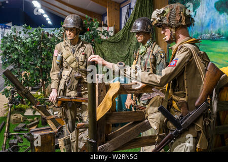 Diorama übersicht American Airborne Soldaten und Waffen in das Musée Mémorial d'Omaha Beach Museum, Saint-Laurent-sur-Mer, Normandie, Frankreich Stockfoto