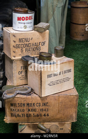 Stapel von WW 2 Kartons mit militärischen Rationen/Menüs für die amerikanischen Soldaten während des Zweiten Weltkriegs Stockfoto