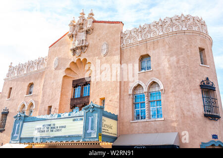 Santa Fe, USA - 14. Juni 2019: Altstadt Straße und Bühne Theater in Vereinigte Staaten New York City mit Adobe Architektur Stockfoto