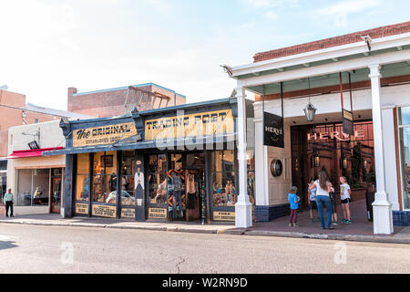 Santa Fe, USA - 14. Juni 2019: Altstadt Straße und Trading Post in Usa New Mexico Stadt mit alter Architektur Stockfoto