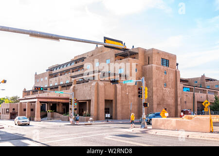 Santa Fe, USA - 14. Juni 2019: Altstadt Straße und Eldorado Hotel in Vereinigte Staaten New York City mit Adobe Architektur Stockfoto