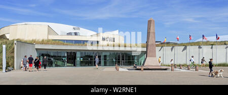 Touristen, die in das Musée du Débarquement Utah Beach, Weltkrieg zwei Museum in Sainte-Marie-du-Mont, Normandie, Frankreich Stockfoto