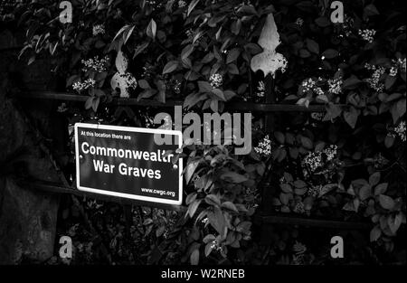 Commonwealth Kriegsgräber auf dem Friedhof in Verkauf, Cheshire, Großbritannien Stockfoto