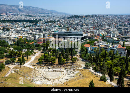 Athen, Griechenland, 9. Juli 2019 - Das Theater des Dionysos Eleuthereus ist von oben auf die Akropolis von Athen gesehen. Die Website ist als Theater seit der verwendet wurde Stockfoto