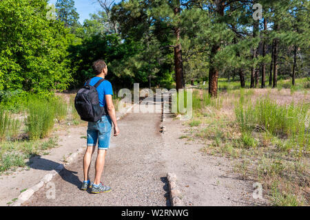 Menschen Wandern Wandern auf Main Loop Trail Pfad im Bandelier National Monument in New Mexico im Sommer in Los Alamos Stockfoto