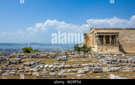 Athen, Griechenland, 9. Juli 2019 - Der heilige "Baum des Lebens", einem alten Olivenbaum steht neben dem West Veranda und der Karyatiden des historischen Erecthe Stockfoto