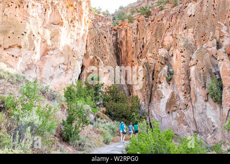 Los Alamos, USA - Juni 17, 2019: die Menschen Wandern Wandern auf Main Loop Trail Pfad im Bandelier National Monument in New Mexico im Sommer durch die Schlucht cl Stockfoto