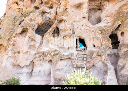 Los Alamos, USA - Juni 17, 2019: die Menschen klettern Leiter auf Main Loop Trail Pfad im Bandelier National Monument in New Mexico im Sommer durch Canyon c Stockfoto