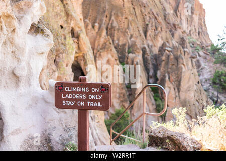 Los Alamos, USA - 17. Juni 2019: An der Schleife Pfad im Bandelier National Monument in New Mexico Zeichen auf der Spur zu bleiben und nur Klettern auf Leitern Stockfoto