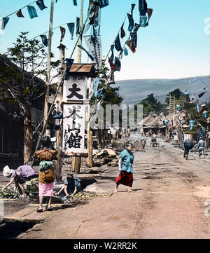 [1890s Japan - Japanische Dorf Scene] - Frauen sind das Waschen von Gemüse in einem Graben im Dorf Yoshida, auf dem Weg nach Mt. Fuji. Das Dorf sieht aus wie ein typischer post Stadt. 19 Vintage Glas schieben. Stockfoto