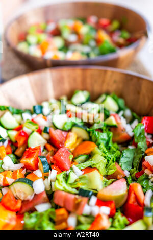 Vertikale Nahaufnahme von zwei frischen Salat aus Holz Schalen Platten mit romaine Kopfsalat und Paprika Stockfoto