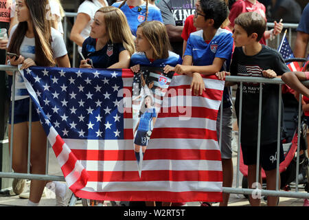 New York City, New York, USA. 10. Juli 2019. Tausende von New Yorkern stellte sich heraus für eine massive Feier des Vierten der US-Frauen Nationalmannschaft WM-Sieg. Konfetti regnete es von Gebäuden entlang der Schlucht des Helden in Lower Manhattan am 10. Juli 2019. Zu den leidenschaftlichsten Zelebranten waren junge Fußballspieler. Credit: G. Ronald Lopez/ZUMA Draht/Alamy leben Nachrichten Stockfoto