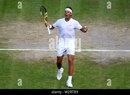 Rafael Nadal feiert Sieg über Sam Querrey am Tag neun der Wimbledon Championships in der All England Lawn Tennis und Croquet Club, Wimbledon. Stockfoto