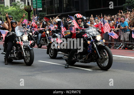 New York City, New York, USA. 10. Juli 2019. Tausende von New Yorkern stellte sich heraus für eine massive Feier des Vierten der US-Frauen Nationalmannschaft WM-Sieg. Konfetti regnete es von Gebäuden entlang der Schlucht des Helden in Lower Manhattan am 10. Juli 2019. Zu den leidenschaftlichsten Zelebranten waren junge Fußballspieler. Credit: G. Ronald Lopez/ZUMA Draht/Alamy leben Nachrichten Stockfoto