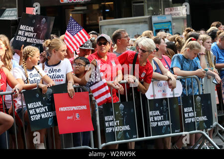 New York City, New York, USA. 10. Juli 2019. Tausende von New Yorkern stellte sich heraus für eine massive Feier des Vierten der US-Frauen Nationalmannschaft WM-Sieg. Konfetti regnete es von Gebäuden entlang der Schlucht des Helden in Lower Manhattan am 10. Juli 2019. Zu den leidenschaftlichsten Zelebranten waren junge Fußballspieler. Credit: G. Ronald Lopez/ZUMA Draht/Alamy leben Nachrichten Stockfoto