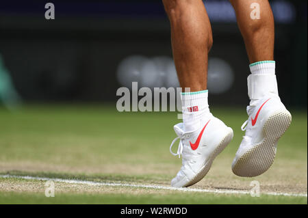 Wimbledon, London, UK. 10. Juli 2019. Wimbledon, UK. 10. Juli 2019. 10. Juli 2019, den All England Lawn Tennis und Croquet Club, Wimbledon, England, Wimbledon Tennis Turnier, Tag 9; Schuh detail von Kei Nishikori während seinem Match gegen Roger Federer Credit: Aktion Plus Sport Bilder/Alamy Live News Credit: Aktion Plus Sport Bilder/Alamy leben Nachrichten Stockfoto