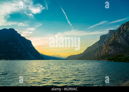 Idyllischen Sonnenuntergang über den Comer See und Monutains von Lecco Stadt genommen, Lombardei, Italien Stockfoto