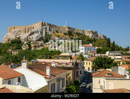 Athen, Griechenland, 9. Juli 2019 - Die historische Akropolis liegt auf einem Hügel von Athen Placa Nachbarschaft gesehen. Foto von Enrique Ufer/Alamy Stockfotos Stockfoto