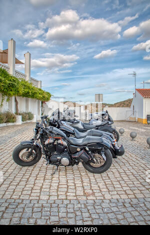 Mertola, Portugal - 18. Mai 2019: Motorräder in einer Straße geparkt in der schönen Stadt Mertola im portugiesischen Alentejo Stockfoto