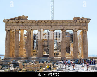 Athen, Griechenland, 9. Juli 2019 - Die historische Parthenon Tempel, der der Göttin Athena gewidmet ist, wird gerade renoviert in der Athener Akropolis. Foto von Stockfoto