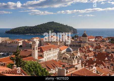 Blick von der Stadtmauer, in der Altstadt von Dubrovnik, Kroatien, der alte Hafen, der Glockenturm, die Kathedrale und die Insel Lokrum Stockfoto