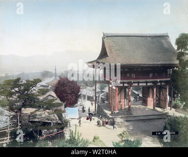 [1890s Japan - Kiyomizudera Tempel, Kyoto] - die West Gate und die dreistufige Koyasu Pagode der Kiyomizudera-tempel, Kyoto. Die West Gate wurde im Jahre 1631 erbaut. Es verfügt über einen kirizuma Struktur mit hiwada Dach. Der Fotograf dieser Aufnahme von der Seite der wichtigsten Tempel, suchen auf dem Weg nach Kyoto. 19 Vintage albumen Foto. Stockfoto