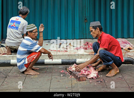 Jakarta, dki Jakarta/Indonesien - Dezember 08, 2008: Männer eine zerstückelte eine Ziege anlässlich des Eid al-Adha, hat keine bestimmte Zeitdauer und geschlachtet am Straßenrand von Jalan ka Stockfoto