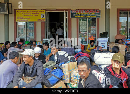 Surabaya, Jawa Timur/Indonesien - November 11, 2011: Passagiere warten mit ihrem Gepäck vor einem Fahrkartenschalter am Tanjung Perak port Pass Stockfoto