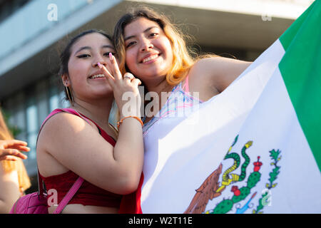 Toronto, Ontario/Kanada - 7. Juli 2019: Zwei weibliche Freunde zeigen mexikanische Flagge am 15. jährlichen TD Salsa auf St. Clair Street Festival Stockfoto