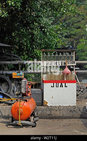 Jakarta, dki Jakarta/Indonesien - Mai 26, 2010: Benzin aus Glas Flaschen an einem strassenrand in glodok Chinatown verkauft wird Stockfoto