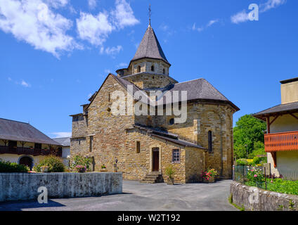 Kirche des Hl. Blasius Krankenhaus in Pyrenäen Atlantique Region Frankreichs mit blauer Himmel Stockfoto