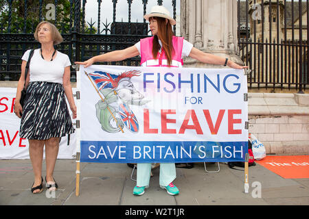 Pro Brexit Kampagne, Westminster, London. 9. Juli 2019. Ein Mitkämpfer hält ein Angeln für Banner außerhalb des House of Commons. Credit: Maureen McLean/Alamy Stockfoto