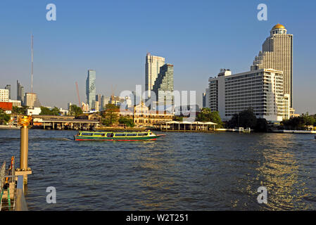 Bangkok, Thailand - Januar 25, 2019: Blick von iconsiam Pier über Mae Nam Chao Phraya River auf sathorn (Maha Nakhon, Old Customs House, Mandarin Stockfoto