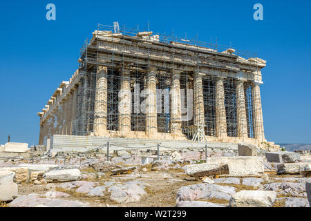 Athen, Griechenland, 9. Juli 2019 - Die historische Parthenon Tempel, der der Göttin Athena gewidmet ist, wird gerade renoviert in der Athener Akropolis. Foto von Stockfoto