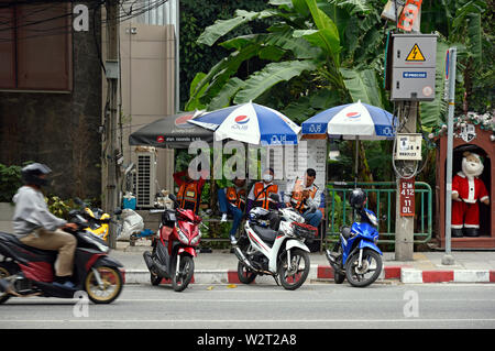 Bangkok, Thailand - Januar 15, 2019: Motorrad Taxifahrer warten auf Kunden an der Sukhumvit Soi 55 (thonglor) Stockfoto