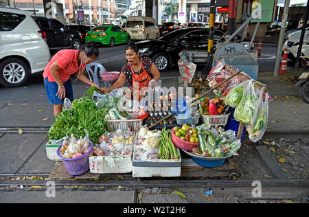 Bangkok, Thailand - Januar 17, 2019: Frau verkaufen Gemüse aus einem Rail Track gebunden Mobile in der Nähe der Sukhumvit Soi 1 und der BTS-Station ploenchit Abschaltdruck Stockfoto