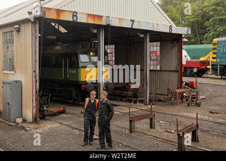 NYMR Freiwillige mit DMU101680 im Hintergrund Stockfoto