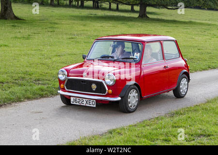 J 622 XEO Austin Mini rot Vintage classic restaurierten historischen Fahrzeuge Fahrzeuge an der Leighton Hall Car Show in Carnforth, Lancaster, Großbritannien anreisen Stockfoto