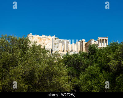 Athen, Griechenland, 9. Juli 2019 - Die historische Akropolis in Athen, hinter den Bäumen vom Haupteingang aus gesehen. Foto von Enrique Ufer/Alamy Stock Phot Stockfoto