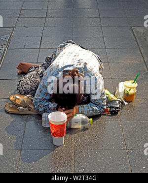 D 190091 (3798) - Bangkok - 2019-02-15 fr - - - eine weibliche Bettler Verbeugung obeisantly auf dem Bürgersteig der Thanon ratchadamri vor der zentralen Welt shopp Stockfoto