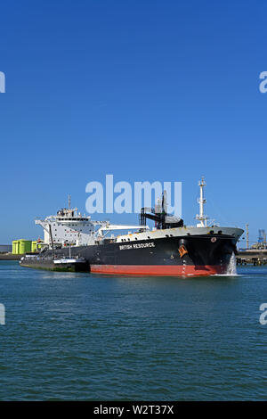 Der Hafen von Rotterdam Zuid Holland/Niederlande - 31. März 2018: Rohöl Tanker british Ressource (imo Nr. 9683037) (114478 dwt) entladen Rohöl bei m Stockfoto