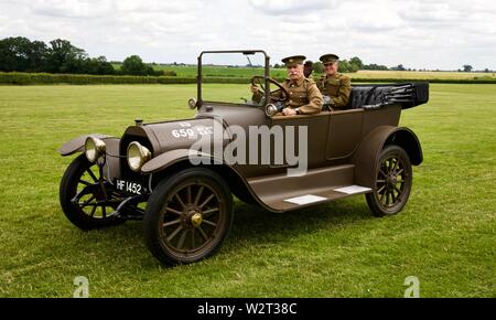 1916 Studebaker Licht Vier, die an dem Fahrzeug Parade bei Shuttleworth militärische Airshow am 7. Juli 2019 Stockfoto