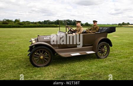 1916 Studebaker Licht Vier, die an dem Fahrzeug Parade bei Shuttleworth militärische Airshow am 7. Juli 2019 Stockfoto